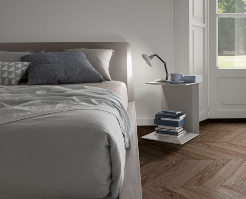 Letto in legno tinto grigio chiaro