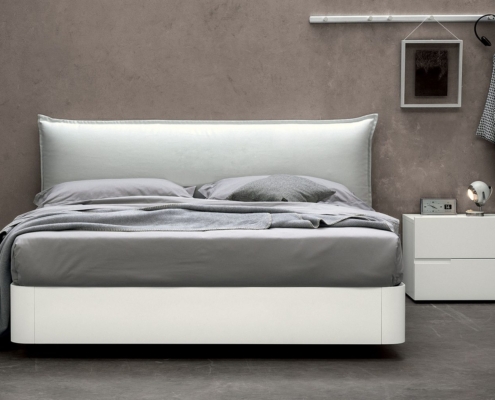 Letto in legno laccato bianco e giroletto curvo alto