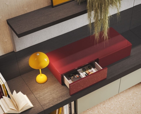 Particolare dall'alto cassetti, mensole e scrivania home studio